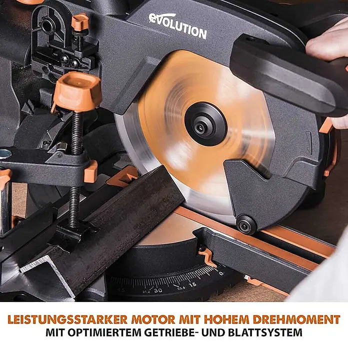 Evolution R255SMS+ Set, Zug-Kapp- und Gehrungssäge 255 mm, TCT-Blatt -  - Schwarze und orangefarbene Evolution Kappsäge schneidet ein Metallwinkelprofil mit einem sich drehenden Sägeblatt.
