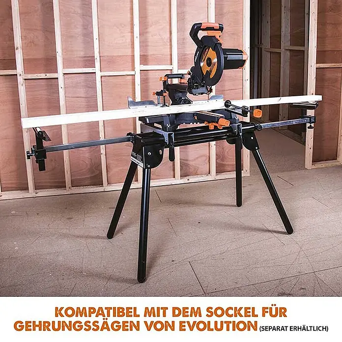 Evolution R255SMS+ Set, Zug-Kapp- und Gehrungssäge 255 mm, TCT-Blatt -  - Schwarze Gehrungssäge auf schwarzem Ständer mit Holzlatte in einer Holzrahmen-Werkstatt.