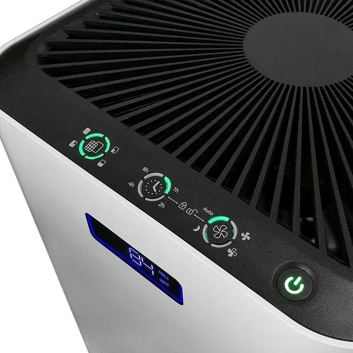 ALLEGRA Luftreiniger 500 mit HEPA-Filter -  - Weiß-schwarzes Luftreiniger-Bedienfeld mit grünen Symbolen für Filter, Timer, Lüftergeschwindigkeit und blauem digitalem PM2.5-Display.