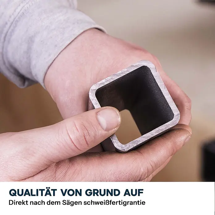 Evolution R255MTS 255 mm Tischsäge mit TCT-Multi-Material-Sägeblatt -  - Person hält ein quadratisches Metallprofil, das seine präzise geschnittene, schweißfertige Kante zeigt.