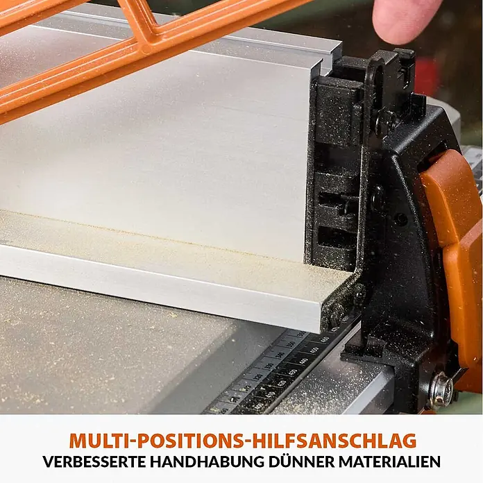 Evolution R255TBL+ Tischkreissäge 1800 W, 255 mm, TCT-Blatt, ohne Gestell -  - Nahaufnahme eines silber-grauen und schwarzen Mehrpositions-Hilfsanschlags an einer Säge, zum Führen dünner Materialien. Eine Hand justiert den Anschlag.