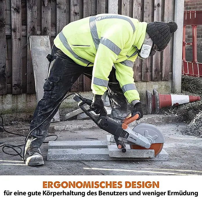 Evolution R255DCT Elektro-Betonsäge 255 mm mit Diamanttrennscheibe -  - Arbeiter verwendet eine grau-orange Trennsäge mit ergonomischem Design zum Schneiden eines Betonblocks.