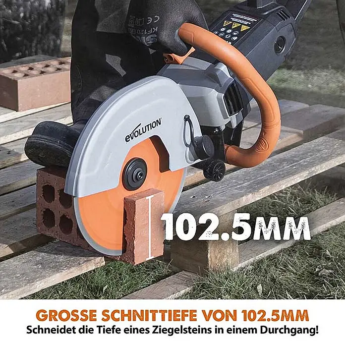 Evolution R255DCT Elektro-Betonsäge 255 mm mit Diamanttrennscheibe -  - Graue und orange Evolution Kreissäge schneidet einen Ziegelstein, zeigt 102.5mm Schnitttiefe.