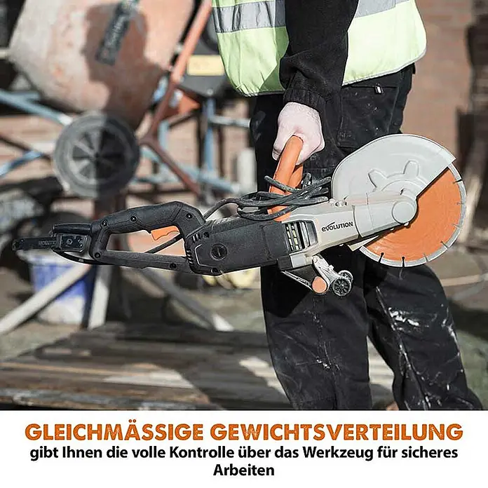 Evolution R255DCT Elektro-Betonsäge 255 mm mit Diamanttrennscheibe -  - Eine Person in Warnweste und dunkler Kleidung hält eine graue und orange Betonsäge auf einer Baustelle.