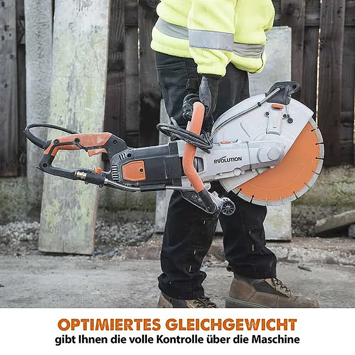 Evolution R300DCT+ Betonsäge 300 mm mit Diamantblatt & Wasserzufuhr -  - Ein Arbeiter hält eine orange-schwarze Evolution Trennsäge mit großem orangefarbenen Blatt, die optimierte Balance für Kontrolle zeigt.