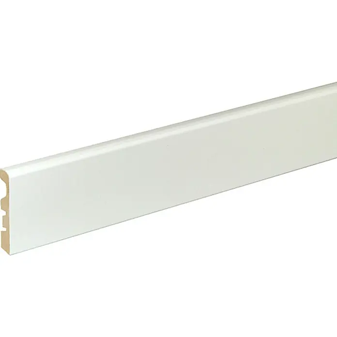 Rodapié FU07L - 240 cm x 10 mm x 58 mm, MDF, Tratamiento superficial: Lacado - Una vista detallada de un zócalo blanco, destacando su diseño moderno y su superficie lisa.
