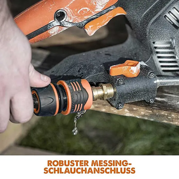Evolution R300DCT+ Betonsäge 300 mm mit Diamantblatt & Wasserzufuhr -  - Robuster Messing-Schlauchanschluss wird an ein Gerät angeschlossen, leichtes Tropfen sichtbar.