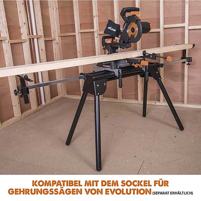 Evolution R210SMS+ Zug-Kapp- und Gehrungssäge 210 mm, TCT-Blatt -  - Evolution Gehrungssägen-Ständer mit Säge schneidet Holzbalken in einer Baustellenumgebung.