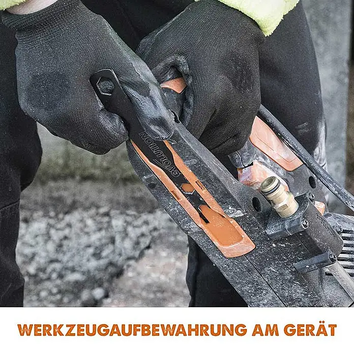 Evolution R300DCT+ Betonsäge 300 mm mit Diamantblatt & Wasserzufuhr -  - Behandschuhte Hände justieren ein schwarz-oranges Elektrowerkzeug mit integrierter Werkzeugaufbewahrung. Ein Sechskantschlüssel ist direkt am Gerät verstaut.