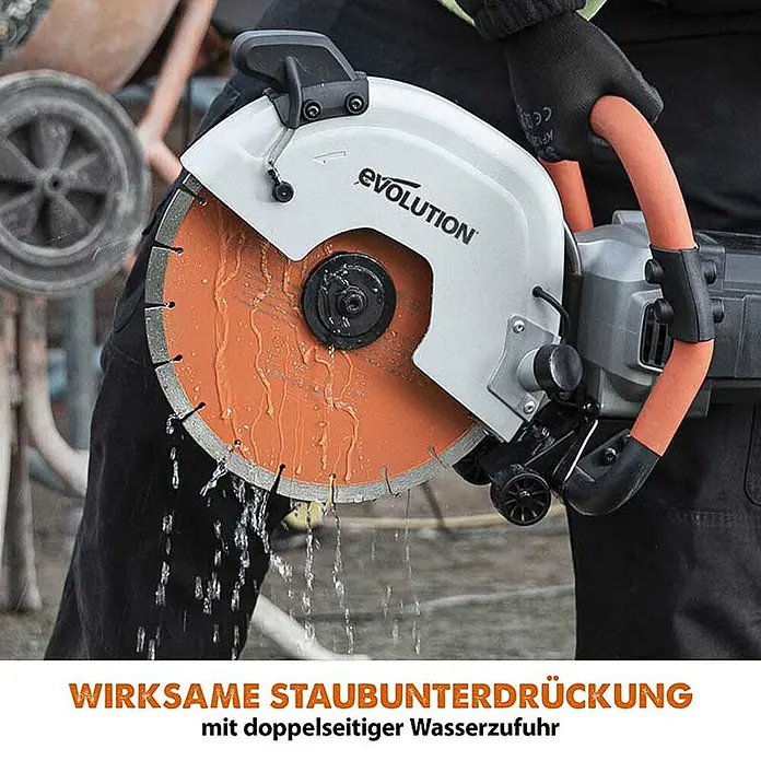 Evolution R300DCT+ Betonsäge 300 mm mit Diamantblatt & Wasserzufuhr -  - Person nutzt eine graue und orange Trennsäge, die Wasser zur Staubunterdrückung sprüht.