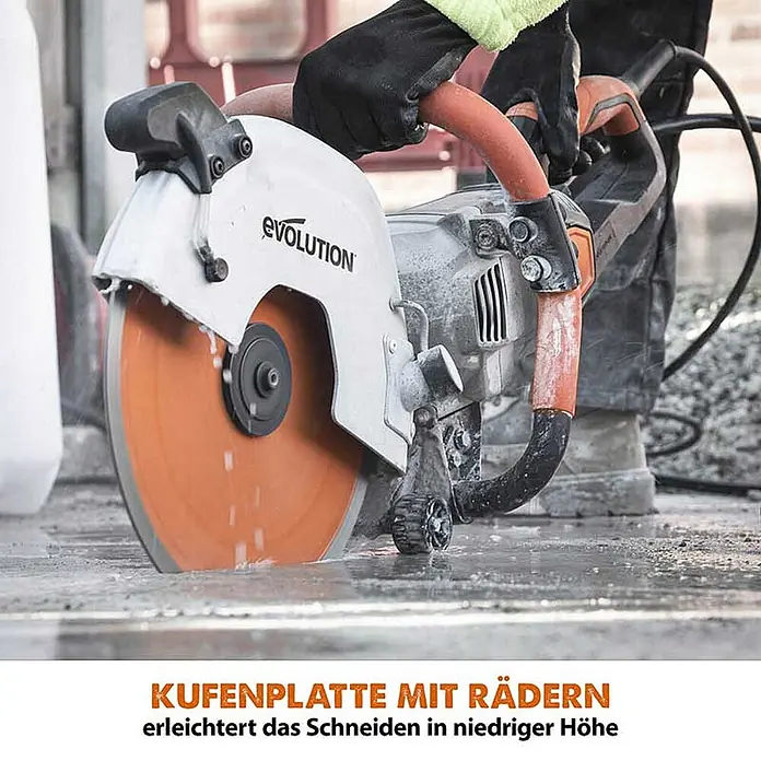 Evolution R300DCT+ Betonsäge 300 mm mit Diamantblatt & Wasserzufuhr -  - Person bedient eine Evolution Betonsäge mit orangefarbenem Blatt und Rädern, schneidet eine feuchte Betonfläche.