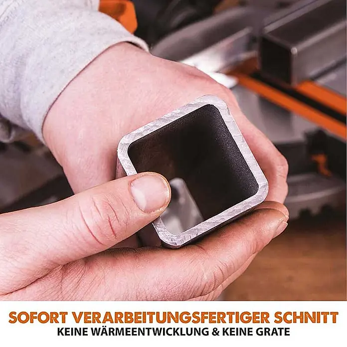 Evolution R210SMS-300+ Schiebe-Kapp- und Gehrungssäge 210 mm, TCT-Blatt -  - Eine Hand hält ein quadratisches Metallrohr und zeigt dessen saubere, gratfreie Schnittfläche.