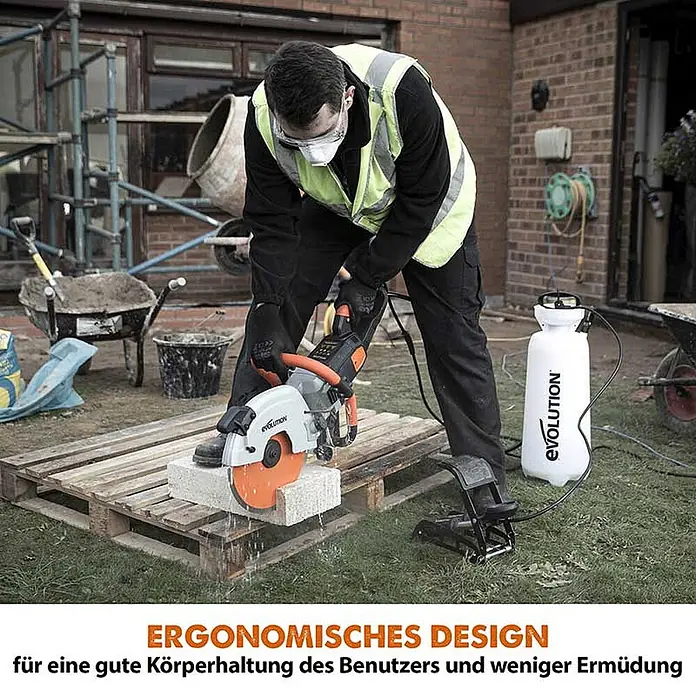 Evolution R300DCT+ Betonsäge 300 mm mit Diamantblatt & Wasserzufuhr -  - Mann schneidet Betonblock mit grauer Evolution Trennsäge und weißem Wassertank zur Staubunterdrückung.