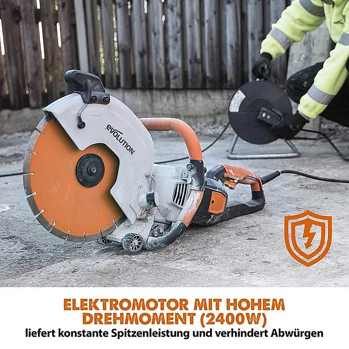 Evolution R300DCT+ Betonsäge 300 mm mit Diamantblatt & Wasserzufuhr -  - Orange-graue Elektrotrennsäge auf Beton mit 2400W Hochleistungs-Motor. Ein Arbeiter ist im Hintergrund zu sehen.