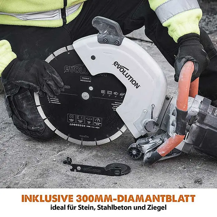 Evolution R300DCT 300 mm 12" Elektro-Betonsäge mit Diamant-Sägeblatt -  - Person bedient eine weiße und schwarze Evolution Trennsäge mit schwarzem 300mm Diamantblatt für Stein, Beton und Ziegel.
