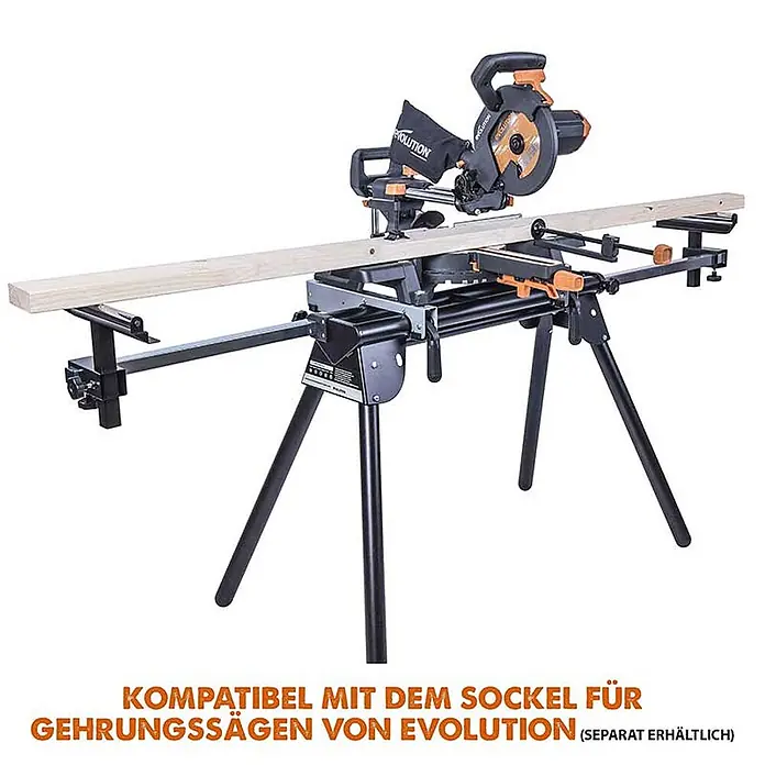 Evolution R210SMS-300+ Schiebe-Kapp- und Gehrungssäge 210 mm, TCT-Blatt -  - Schwarz-orange Gehrungssäge auf einem Ständer, die ein Holzbrett schneidet.