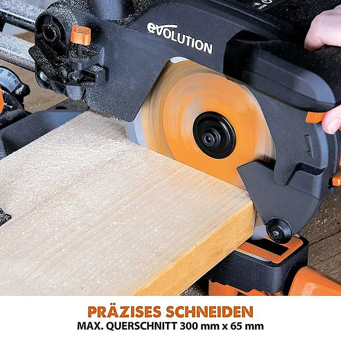 Evolution R210SMS-300+ Schiebe-Kapp- und Gehrungssäge 210 mm, TCT-Blatt -  - Schwarz-orange Evolution Kappsäge schneidet mit drehendem Sägeblatt Holzbrett, Späne fliegen.