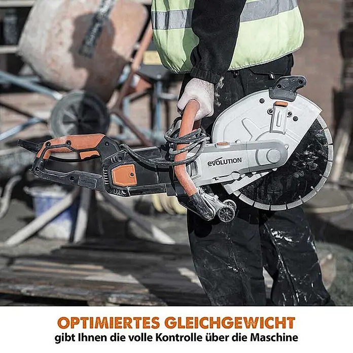 Evolution R300DCT 300 mm 12" Elektro-Betonsäge mit Diamant-Sägeblatt -  - Person hält eine orange-graue Betonsäge auf einer Baustelle, was ihre optimierte Balance für volle Kontrolle hervorhebt.