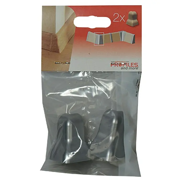 Profiles and more Außenecke SU18/FU18 - Silber, 2 Stk. - Hier ist ein Foto einer Packung mit zwei grauen Sockelleisten-Endstücken, die in einer durchsichtigen Plastiktüte verpackt sind.