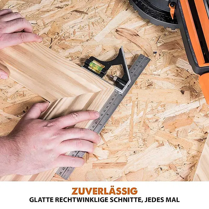 Evolution R185SMS+ Zug-Kapp- und Gehrungssäge 185 mm, TCT-Blatt -  - Hände verwenden ein Kombinationswinkelmaß mit Wasserwaage, um einen Gehrungsschnitt an hellem Holz zu prüfen.