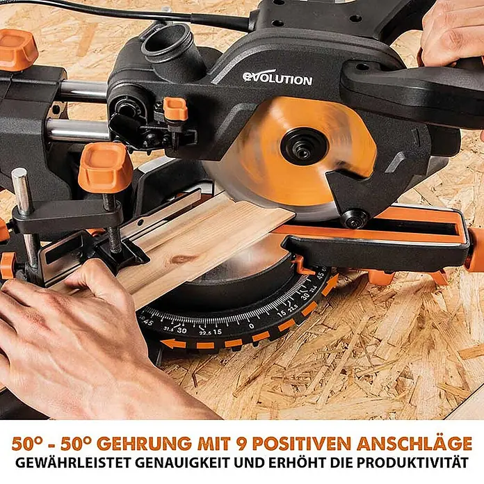 Evolution R185SMS+ Zug-Kapp- und Gehrungssäge 185 mm, TCT-Blatt -  - Schwarze Evolution Kapp- und Gehrungssäge schneidet Holz auf einer OSB-Arbeitsplatte. Eine Hand hält das Holz fest.
