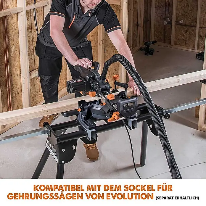 Evolution R185SMS+ Zug-Kapp- und Gehrungssäge 185 mm, TCT-Blatt -  - Mann schneidet Holz mit einer schwarzen Gehrungssäge auf einem Ständer.