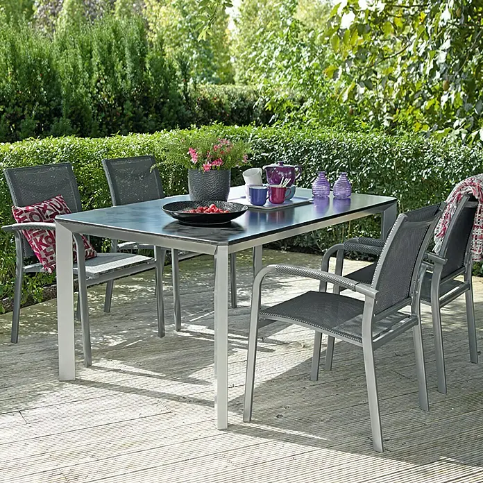 Sunfun Maja Sillón de jardín Maja - An x Pr x Al: 59,5 x 59 x 88 cm, Antracita, Aluminio/Textiline - Un conjunto de patio con una mesa y cuatro sillas. El conjunto es de metal gris y está equipado con vajilla.