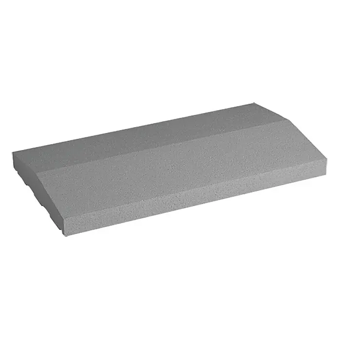 Mauerabdeckplatte Satteldach - Grau/Anthrazit, 50 x 25 cm, Beton - Die Bild zeigt eine graue Mauerkappe, ein Bauelement, das Mauern vor Witterungseinflüssen schützt und gleichzeitig eine optische Aufwertung bietet.
