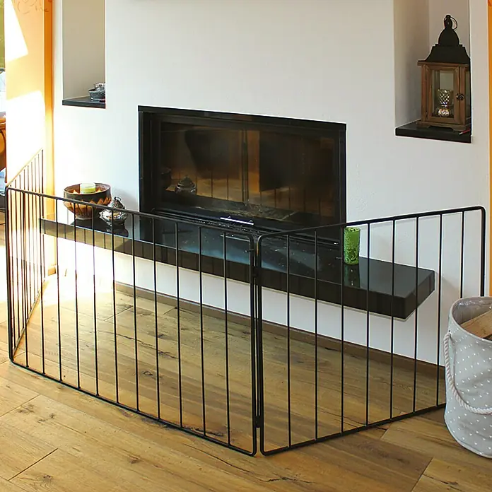 Lienbacher Sicherheitsgitter - B x H: 280 x 74 cm, Schwarz - Ein schwarzer Schutzgitter vor einem Kamin schützt vor Hitze. Der Ofen ist mit einer Abdeckung versehen, um die Sicherheit zu gewährleisten.