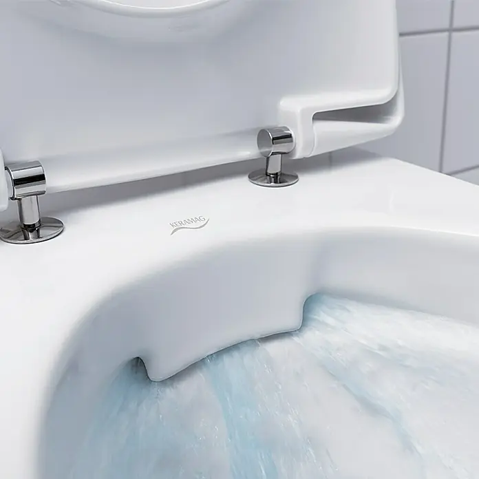 Geberit Renova Set WC suspendido - Sin borde de descarga, Salida WC: Horizontal, Con asiento de WC - Primer plano de un inodoro Keramag blanco con agua que fluye, mostrando un diseño de baño moderno.