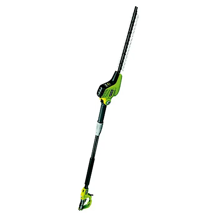 Ryobi Teleskop-Heckenschere RPT4545E - 450 W - Diese Aufnahme zeigt eine akkubetriebene, grüne Heckenschere mit Teleskopstiel und schwarzem Scherenblatt vor einem reinweißen Hintergrund.