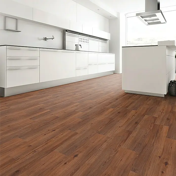 Rodapié Roble Avignon - 2,2 m x 13 mm x 90 mm - Una cocina moderna con pisos de madera cálida, gabinetes blancos y una isla de cocina debajo de una campana.