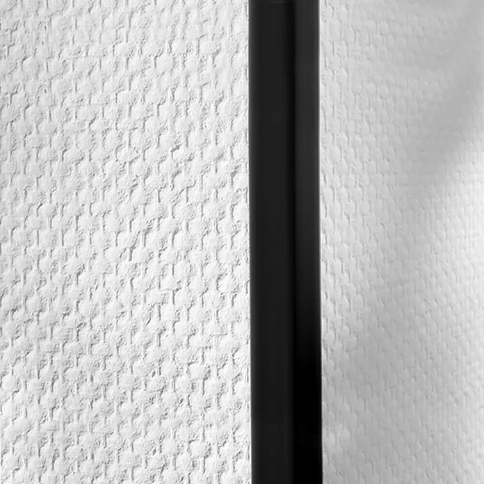 LOGOCLIC Winkelleiste Schwarz - 275 cm x 10 mm x 10 mm - Nahaufnahme einer Duschkabine mit einer schwarzen Halterung, die das getextete Glas hält. Es betont die Ästhetik des modernen Badezimmers.
