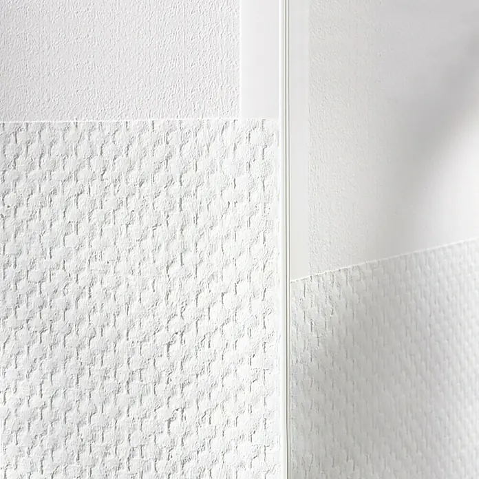 LOGOCLIC Winkelleiste - 260 cm x 20 mm x 20 mm - Nahaufnahme einer weißen Wand mit unterschiedlichen Texturen und einem schmalen, vertikalen weißen Streifen.