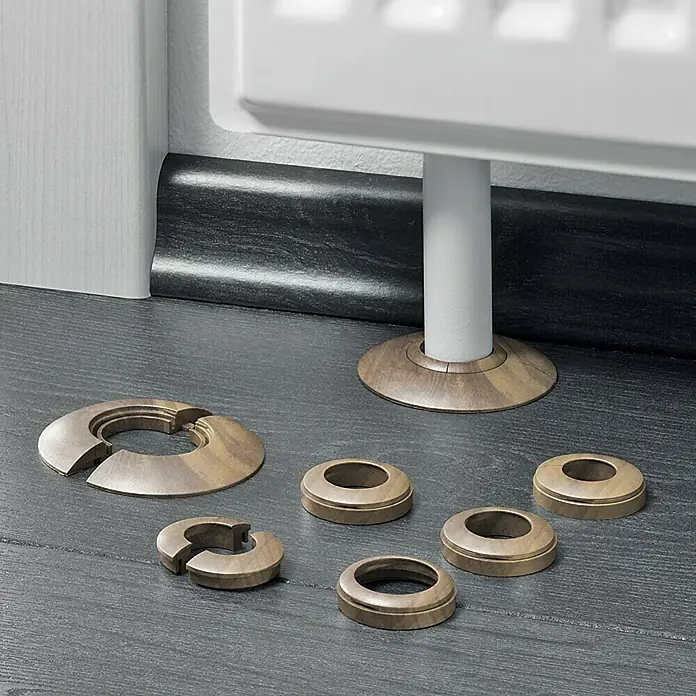 LOGOCLIC Rohrrosette - Nussbaum, 2 Stk., Kunststoff - Das Bild zeigt eine Auswahl an Heizungsrohrschellen aus Holz. Diese Schellen sind in verschiedenen Designs erhältlich.
