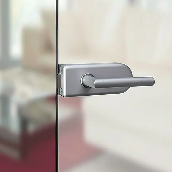 Diamond Doors Glastürbeschlag Sky UV - Edelstahloptik, Bandbohrung/Bänder: Studio 2-teilig, Unverschließbar - Nahaufnahme eines modernen Türgriffs aus Metall an einer Glastür. Stilvolles Design für Büros oder Wohnräume.