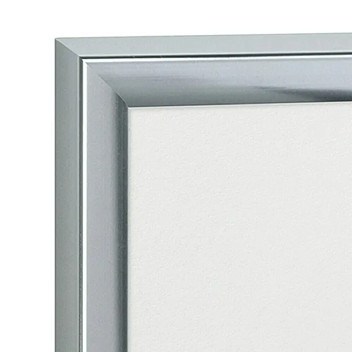 Nielsen Alurahmen Pixel - 18 x 24 cm, Silber - Nahaufnahme eines silbernen Fotorahmens, der ein schlichtes, modernes Design und ein weißes Passepartout zeigt.