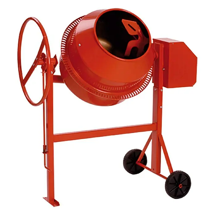 Altrad Betonmischer ABM P135 L130 l, Metall - Eine rote Betonmischmaschine mit einem rotierenden Zylinder, einem Handrad zum Kippen und zwei Rädern für den Transport.