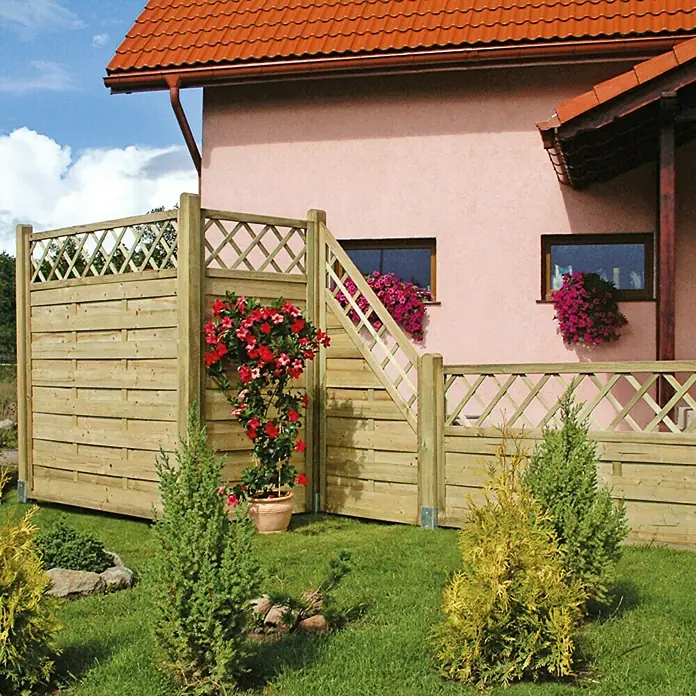 Sichtschutzelement Roma - B x H: 180 x 180 cm, Holz, Grün - Holzzaun mit Lattenmuster und Treppe vor einem rosa Haus. Der Zaun ist mit Blumen dekoriert und wird von kleinen Bäumen umgeben.