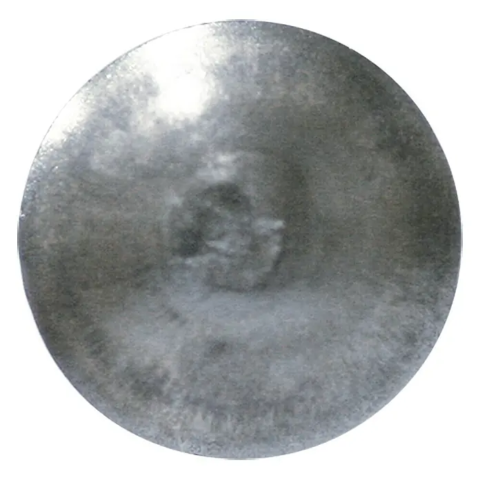 Profi Depot Schlossschraube - 35 mm, M 6, Edelstahl, 50 Stk. - Nahaufnahme eines runden silbernen Metallplättchens mit einer unebenen Oberfläche und Lichtreflexionen.