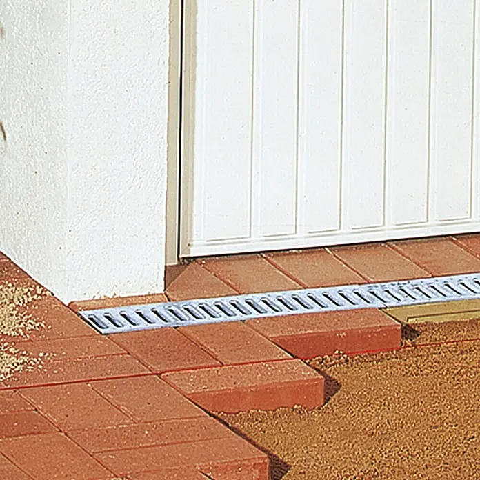 ACO Self Entwässerungsrinne Standardline - 100 x 11,8 x 9,7 cm - Bodenebene Dusche mit Ablaufrinne. Der Duschbereich ist mit roten Ziegeln ausgelegt und verfügt über eine Entwässerungsrinne.