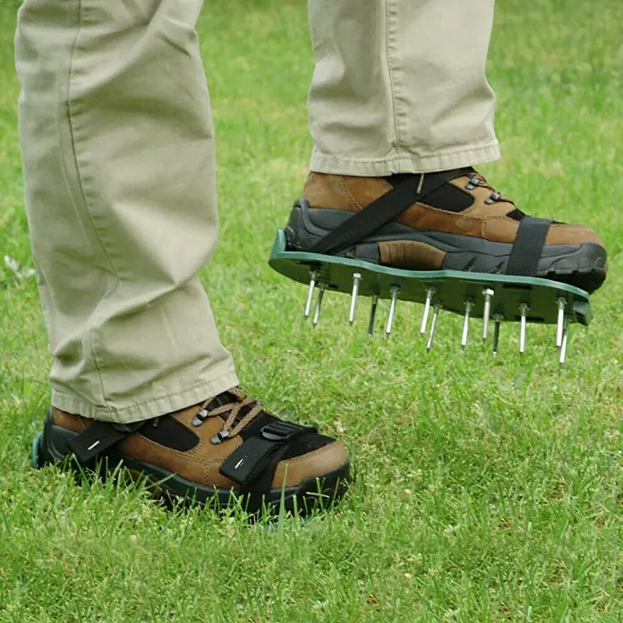 Rasenbelüftungssohle - 13 Nägel - Rasenbelüfter-Schuhe mit verstellbaren Riemen, ideal für die Rasenpflege. Die Nagel-Sandalen verbessern die Belüftung.