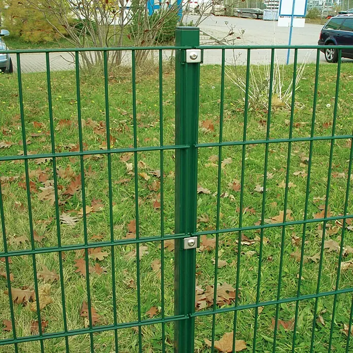 Hadra Mattenzaun SMALL - L x H: 2 x 1,03 m, Grün - Grüner Doppelstabmattenzaun mit Pfosten auf einer Wiese. Die robuste Zaunanlage sorgt für Sicherheit und Privatsphäre im Garten.