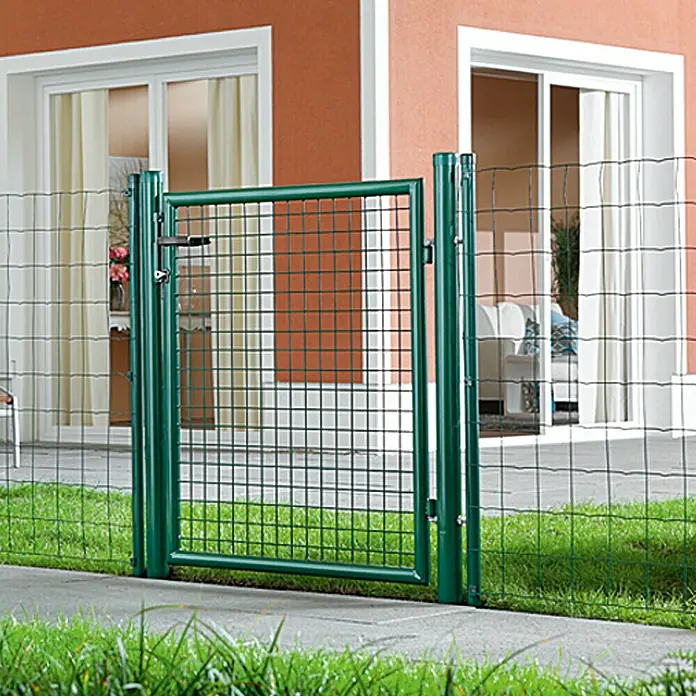 Zauntor100 x 100 cm, Grün, Metall - Bild einer grünen Metallzauntür, die einen Zugang zu einem Haus mit Terrassentüren ermöglicht. Die Tür ist robust und sicher.