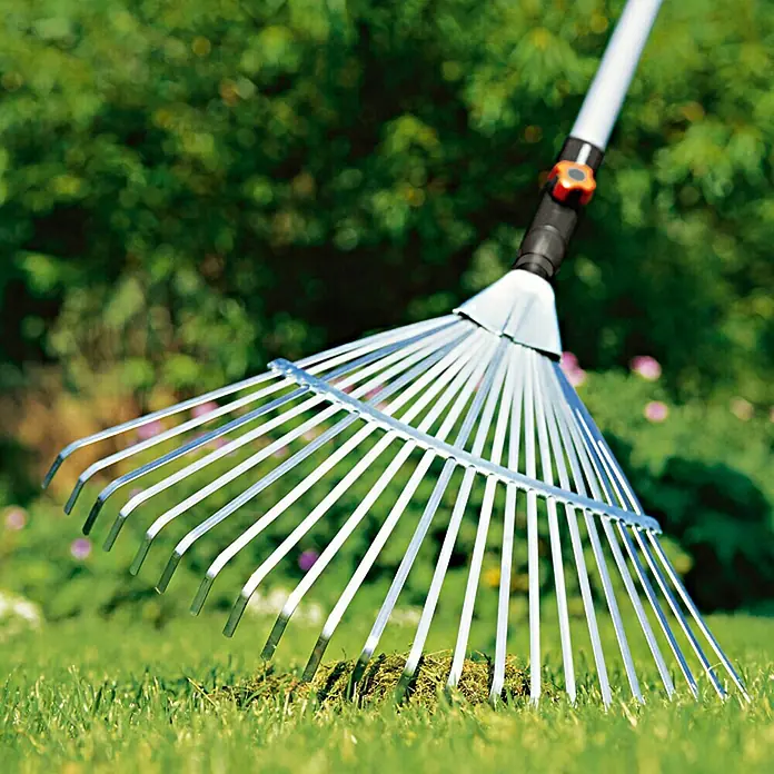 Gardena Combisystem Laubbesen - Arbeitsbreite: 50 cm, Aluminium - Nahaufnahme einer Gartengeräte Harke mit verstellbaren Zinken zum Aufsammeln von Laub oder Gras. Ideal für die Gartenpflege.