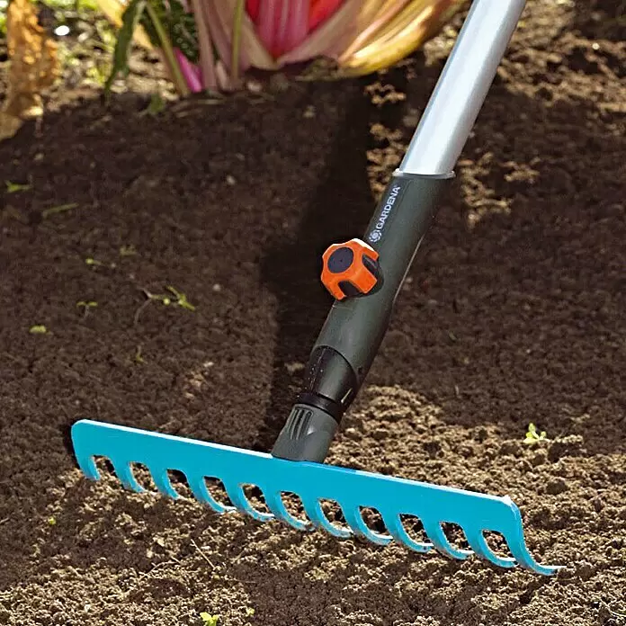 Gardena Combisystem Gartenrechen - Arbeitsbreite: 30 cm, Stahl, Anzahl Zinken: 12 Stk. - Anwendungsbeispiel