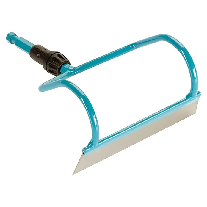 Gardena Combisystem Bügelzughacke - Arbeitsbreite: 16 cm, Edelstahl - Nahaufnahme einer hellblauen Gardena Unkrautstecher-Hacke mit silberner Klinge und schwarzem Griff für den Garten.