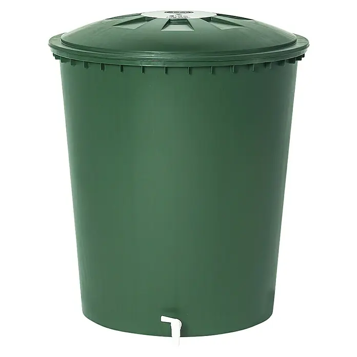 Regentonne - 510 l, Grün, Form: Rund - Diese Aufnahme zeigt eine grüne Regentonne mit Deckel und einem weißen Wasserhahn unten. Sie ist ideal für die Gartenbewässerung.
