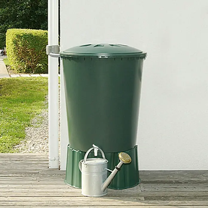 Garantia Ersatzhahn - Gewindegröße Wasserhahn: ¾″ - Regentonne mit Deckel und einer Gießkanne davor auf einer Holzterrasse. Ideal für die Gartenbewässerung und Regenwassernutzung.