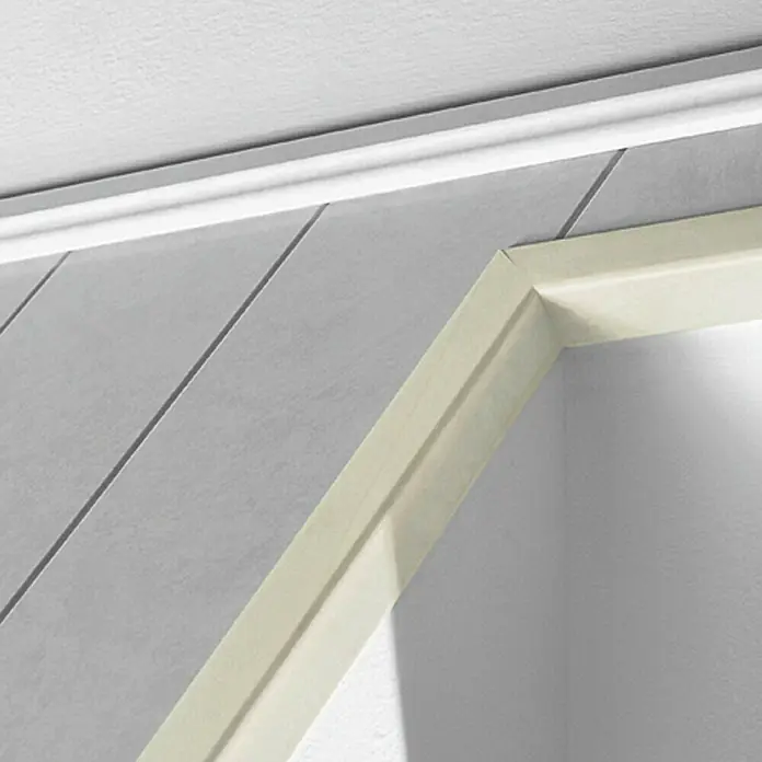 LOGOCLIC Winkelleiste Polar Birke - 260 cm x 28 mm x 28 mm, MDF - Detailaufnahme einer Türzarge mit Zierleiste und einer grau getäfelten Wand, die eine schlichte Eleganz ausstrahlt.